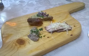 Gedeck mit Leberaufstrich, Zwetschge im Speckmantel, &quot;Schmalzbrot&quot; und Speck mit Kren