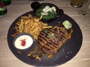 Rib Eye Austrialien 350g mit Kräuterbutter, Stift fries, Blattspinat mit Roquefort und Sauce ...