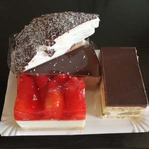 Für die Jause daheim.
Schokomouse Torte, Bananenschnitte, Erdbeerschnitte, ... - Café Konditorei Hirsch - Wien