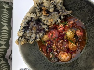 Marinierte Tomate mit Feigenblattöl, Shiso in Sauerteig gebachem mit Chili