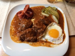 Fiakergulasch (die inkludierten Kartoffel wurden wegbestellt) - Cafe-Restaurant Hummel - Wien