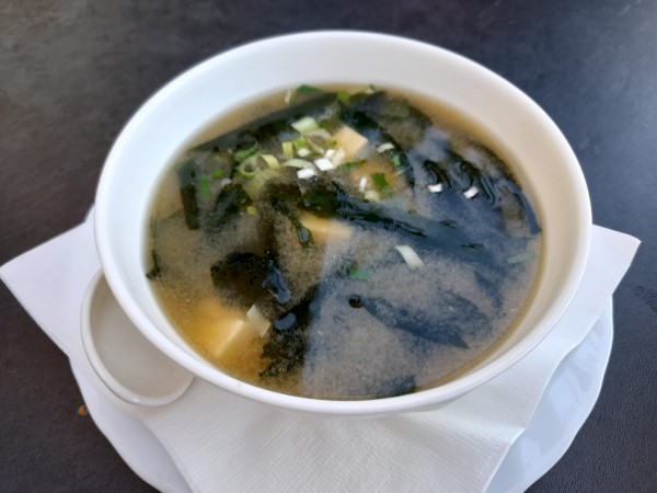 MisosuppeF 4,40 €
Japanische Misosuppe mit Tofu und Wakame Algen - SIM Kitchen - Traiskirchen