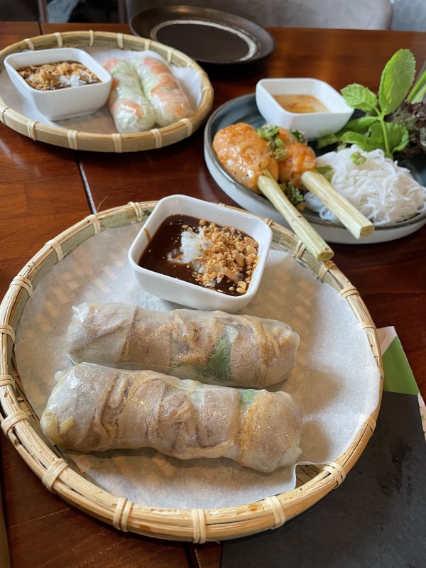 Sommerrollen-Duo mit Shrimps und Ente sowie Garnelenfaschiertes auf Zuckerrohr. - Saigon - Wien