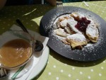 Kaiserschmarren mit Apfelmus und Preiselbeeren - eher speckig palatschinkig