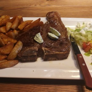 Texas T-Bone Steak 450g mit Kräuterbutter, Potato Wedges und Salat 03/2019