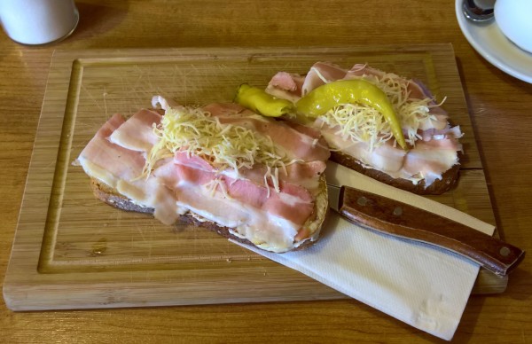 Speckbrot mit frischem scharfem Kren, köstlich! - Fischerhütte - Puchberg am Schneeberg