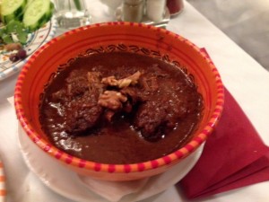 Horeschte Fesendjan:
Eintopf mit Hühnerfleisch in einer Granatapfelsauce mit persischen Pflaumen ...