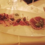"Tuna und Kalb" - rohmarinierter Pfefferthunfisch, rosa gebratener ... - Eckstein - Graz