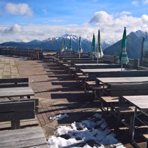 Die Terrasse einer Schihütte am 10.10.2017 - Hochwurzenhütte - Schladming