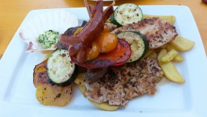 Grillteller (Pute, Schwein, Rind) mit Pommes und Grillgemüse. Fleisch und ... - Schweizerhof - Oberau
