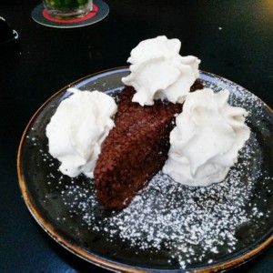 Chocolate Cake geeist mit süßem Vanillerahm