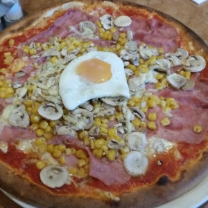 Pizza Uno mit Spiegelei
