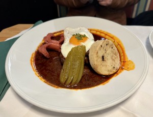 Fiakergulasch. Sehr gut, hier wurde echt nichts falsch gemacht, aber in den Olymp der besten ...