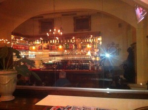 Hinter der Rauchertrennwand befindet sich eine nette Bar - Francesco - Wien