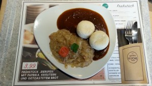 Selchfleischknödel mit Sauerkraut