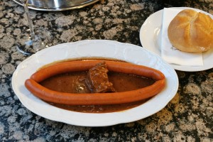 Cafe Schwarzenberg - Pikante Debreziner mit Saft - Kleiner aber feiner ... - Schwarzenberg - Wien