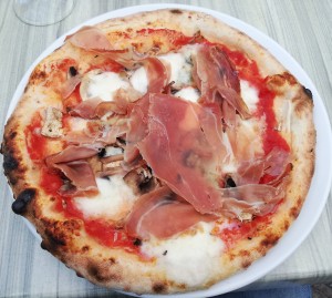 Italia mit Gorgonzola, Champignon und Speck. Sehr leiwande Pizza.