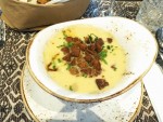 Pastinakencremesuppe mit Schwarzbrotkrusteln und Maroni - Aiola im Schloss St. Veit - Graz