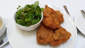 Tagesteller: Gebackene ausgelöste Hühnerkeule mit Vogerl-und Kartoffelsalat - Restaurant Hotel Kummer - Wien