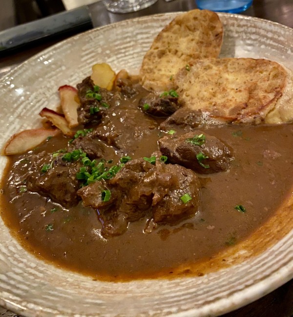 Hirschgulasch mit Serviettenknödel und karamellisierte Apfelspalten - Gastwirtschaft im Durchhaus - Wien