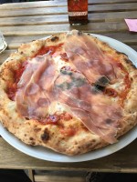 Pizza Diavola. Ein wahres Meisterwerk, getoppt mit Prosciutto.
