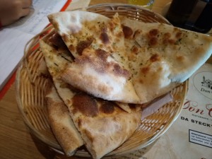 Pizzabrot mit Rosmarin und Knoblauch - Pizzeria Don Camillo - Wien