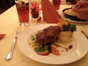 Kalbsbutterschnitzel mit Gemüse und Kartoffelstampf