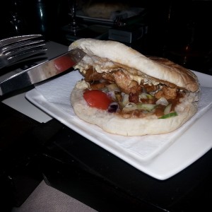 Sandwich €4,50
mit Hühnerfleisch, gebratenen Melanzani und Hummus (?) - SPARK - Wien
