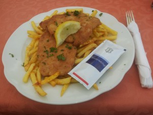 Wiener Schnitzel (160 g) mit Pommes Frites um 11,10 Euro.