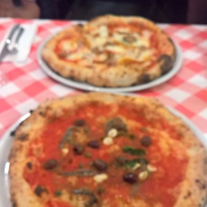 Siciliana und Saporita, das Bild leider unscharf, die beiden Pizzen aber ... - Pizzeria la Spiga - Wien