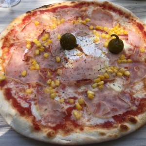 Pizza Provinciale mit scharfen anstatt milden Pfefferoni, knusprig bestellt, ... - Pergola - Wien