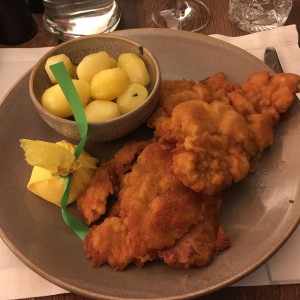 Wienerschnitzel vom Kalb mit Petersilkartoffeln - Landhaus-Keller - Graz