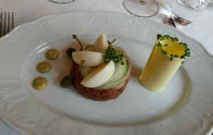 Beef Tartare, Kapern Zwiebelringe & Butter - Laufke - Graz
