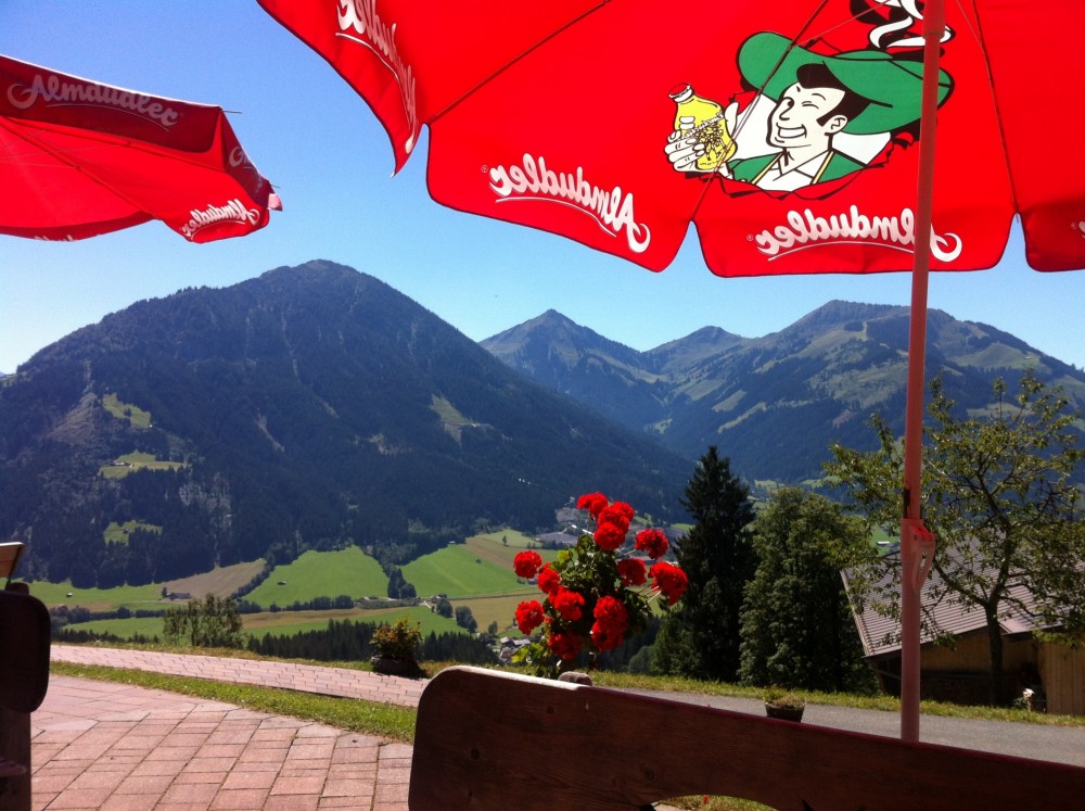 Blick von der Terrasse auf ein Naturschauspiel. - Ruetzenhof - Kirchberg in Tirol