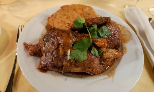 1/2 gebratene Bauernente mit Speckkrautsalat, Serviettenknödel - Landgasthof Holznerwirt - Eugendorf