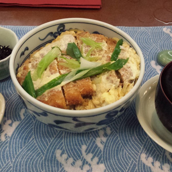 Katsu Don, "Schweineschnitzel" mit Ei und Zwiebeln auf Reis. Der Geschmack ... - Nihon Bashi - Wien