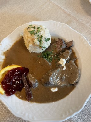 Wildbraten mit Knöderl - Gasthaus zu den Linden - Gaaden