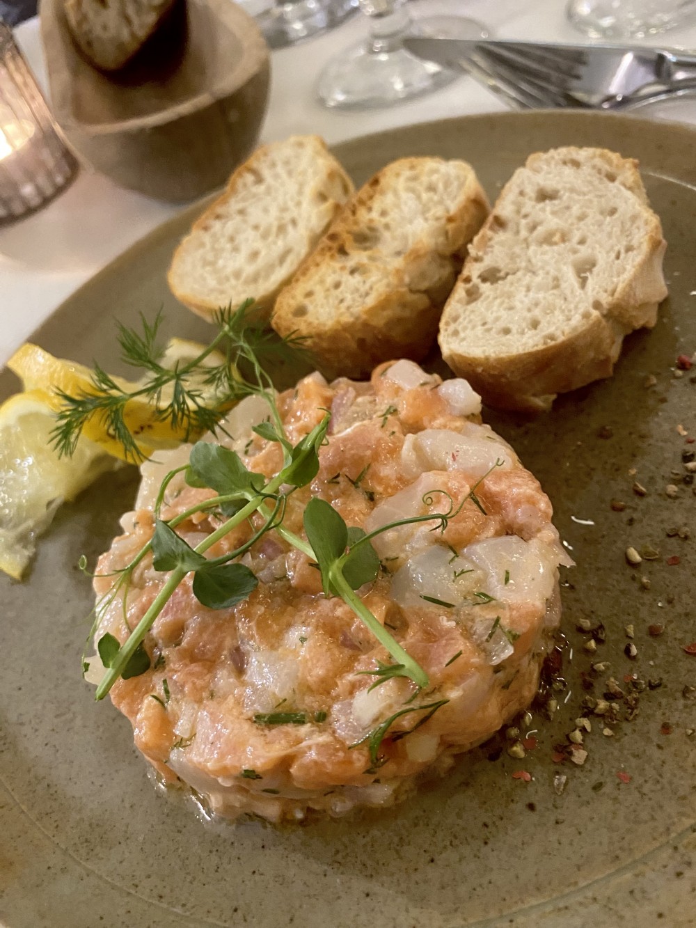 Tartare von d. Lachsforelle & Jakobsmuschel - frisch & leicht - Beaulieu - Wien