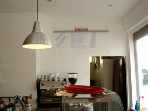 Hier gehts in die Küche. Beachte das blaue Küchnegerät rechts unten. - Café-Restaurant 'Milchbart' - Wien
