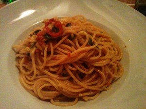 spaghetti in rotem Paprikapesto mit Rucola, Pignoli und Chili