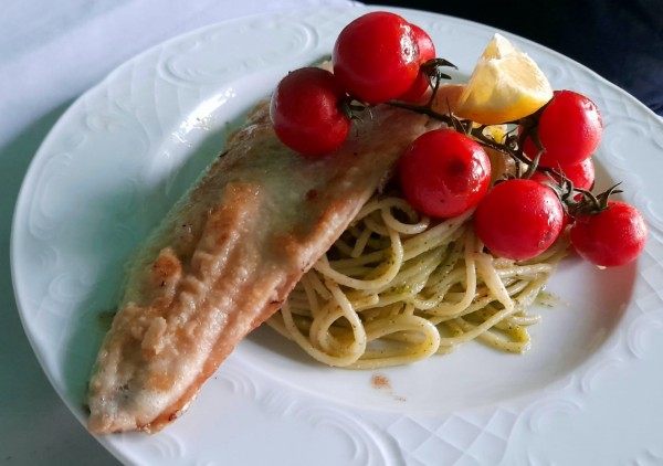 Filet von der Regenbogenforelle auf Kräuterpesto Spaghetti - Wirtshaus zum goldenen Hahn - Berndorf / St.Veit