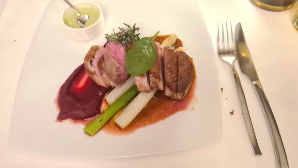 Entenbrust mit Spargel und Roterübepüree - Entler - Wien