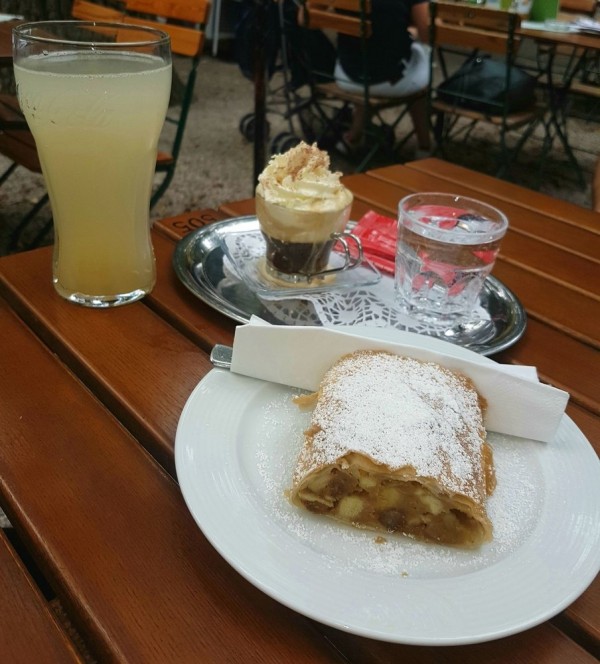 Apfelstrudel, Apfelsaft naturtrüb, Einspänner - Tirolergarten - Wien