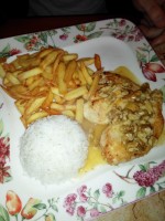 Hühnerbrust mit Honig-Walnusssauce, Pommes und Reis - Satchmo - Wien