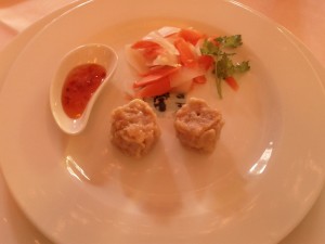 Gedämpfte DimSum mit Shrimps und als Beilage Krautsalat