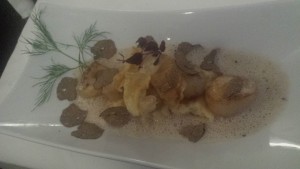 Jacobsmuscheln getrüffelt auf Sellerieschaum mit Pastinakenchips (Vorspeise als Hauptspeise)