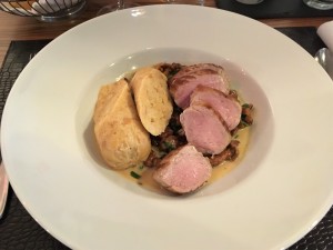 Rosa gebratenes Schweinefilet mit Eierschwammerl a la Creme und Briocheknödel