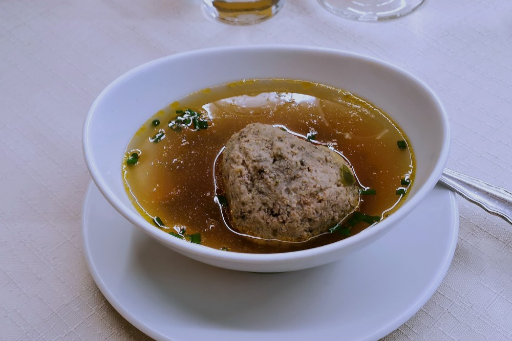 Weidinger - ein klasses Rindsupperl mit traditionellem Leberknödel - Weidinger - Wiener Neustadt