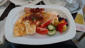 "RA" Frühstück mit Hummus, Eierspeis, Feigen, Oliven, Gemüse & Halloumi - Breakfast Club - Wien