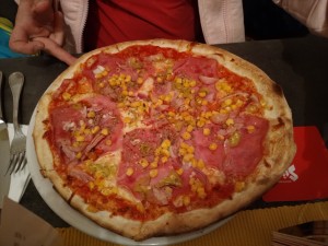 Pizza Gustosa (Schinken,Mais,Speck,Zwiebel,Pfefferoni)